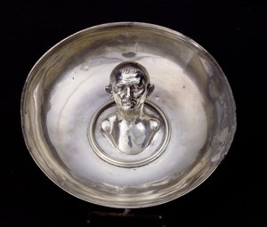 Fad med busten af en mand indeni, fra Boscoreale Treasure, nær Pompeji (sølv) (set forfra)